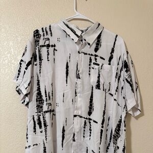 Blanc Du Nil White and Black Short-sleeve Button-up Shirt. Size Large